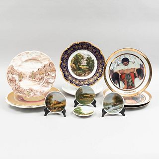 Lote de 12 platos decorativos. Diferentes orígenes y marcas. Siglo XX. En porcelana de Bavaria, Limoges, Ronsenthal y semiporcelana.