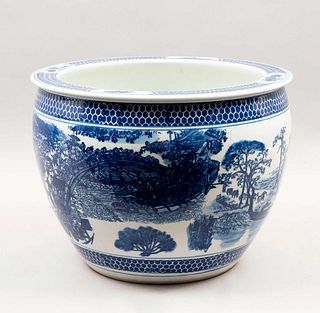Pecera. China, siglo XX. Estilo cantonés. Elaborada en cerámica vidriada con escenas costumbristas en azul cobalto. 32 x 34 cm.