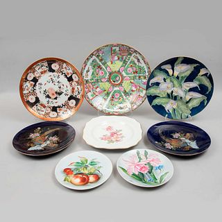 Lote de 8 platos y platones. Japón, China y Alemania. SXX. Uno estilo Familia Rosa. En porcelana, uno de Bavaria. Diferentes marcas.