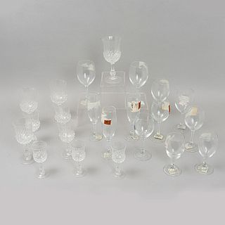 Lote de 57 copas. Diferentes orígenes y diseños. SXX. En vidrio y cristal. Consta de: 8 para vino espumoso, 12 para vino tinto, otras.