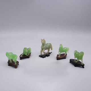Lote de figuras ecuestres. China, siglo XX. Elaborados en vidrio verde y uno en serpentina con base de madera. Piezas: 5