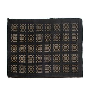 Tapete. SXX. Marca Moda In Casa. En fibras de lana. Decorado con elementos geométricos en color ocre sobre fondo negro. 300 x 205 cm.