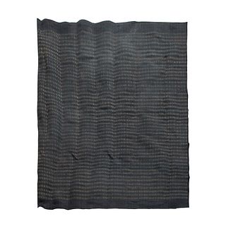 Tapete. Siglo XX. Marca Moda In Casa. En fibras de lana. Decorado con lineas en color ocre sobre fondo negro. 307 x 290 cm.