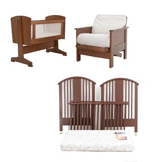 Recámara para bebé. SXXI. En MDF y madera. Consta de: Cuna, sillón y cama individual. Cuna y cama con colchón. 85 x 60 x 95 cm. (cuna)