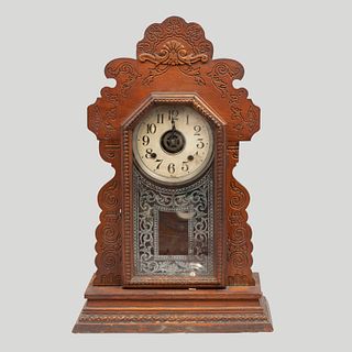 Reloj. Nueva York, Estados Unidos. SXX. En madera. Marca Ansonia Clock Co. Mecanismo de cuerda y péndulo. 59 x 37 x 13 cm.