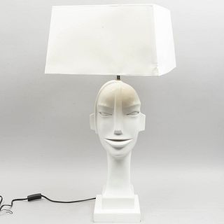 Lámpara de mesa. Siglo XX. Diseño a manera de busto de hombre. Elaborada en resina color blanco. Electrificada para una luz.