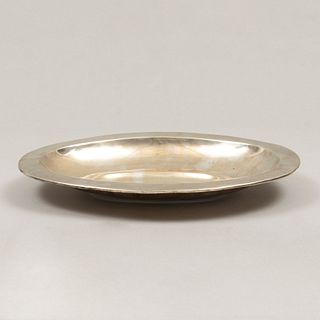 Centro de mesa. México. Siglo XX. Diseño oval. Elaborado en plata Ortega .925   3.5 x 34.5 cm. 730 g.