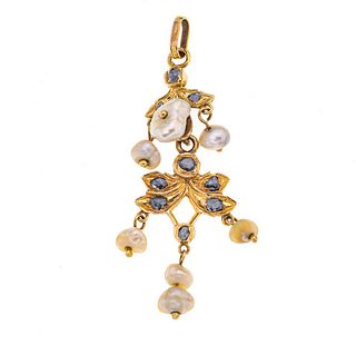 Pendiente con perlas y diamantes facetados  en oro amarillo de 12k. 7 perlas cultivadas. Peso: 7.0 g. Certificado IGARM.