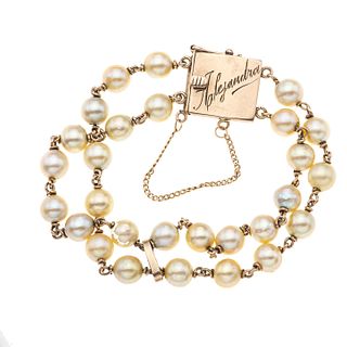 Pulsera de dos hilos de perlas y oro amarillo de 8k. 28 perlas cultivadas color crema de 6 mm. Broche oro amarillo de 8k. Peso...