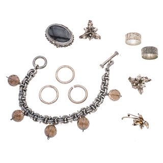 Pulsera, 5 argollas, prendedor y par de aretes y anillo con ónix en plata .925. Peso: 138.4 g.