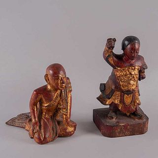 Monje y guerrero. Tíbet, Ca. 1900. Tallas en madera policromada, 1 con aplicaciones de espejo. Piezas: 2