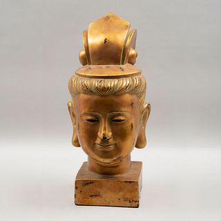 Cabeza del Príncipe Siddharta Gautama (Buda). Origen oriental. SXX. Elaborada en resina dorada. 55 x 19 x 18 cm.