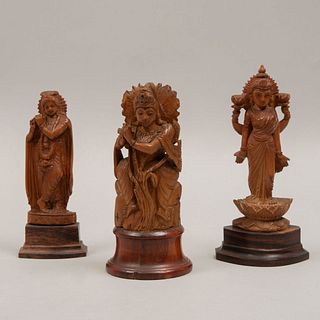 Lote de 3 deidades hindues. India. S XX. Tallas enmadera con bases. Decoradas con motivos calados y esgrafiados.  11 x 5 x 4 cm (mayor)