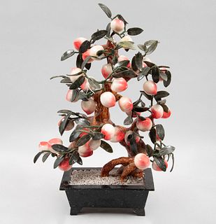 Árbol de la abundancia. China, siglo XX. Tronco de cerámica vidriada, duraznos, con jardinera de onix y hojas de serpentina.