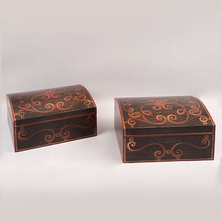 Par de cajas para vino. Siglo XX. Elaboradas en madera policromada con tapa abatible y decorada a mano con roleos. Pz: 2
