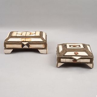 Juego de alhajeros. Marruecos, siglo XX. Estructura de latón con emplacados de hueso con tapa abatible. Piezas: 2