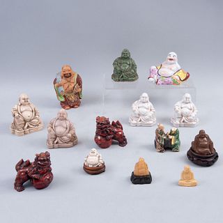 Lote de figuras orientales. China, siglo XX. Elaborados en diferentes materiales y de diferentes tamaños. Piezas: 14