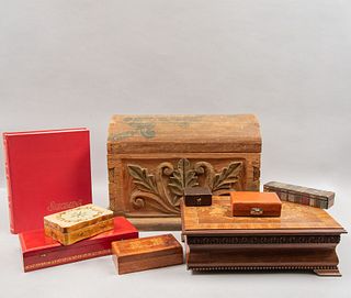 Lote de baúl y 8 cajas. Diferentes orígenes y diseños. Siglo XX. En madera y material sintético. Algunas con recubrimiento tipo piel.