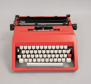 Máquina de escribir. Italia. Siglo XX. Modelo Studio 45 L. Elaborada en sintético, color rojo. Mecanismo manual. Present...