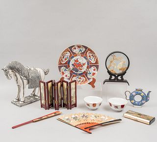 Lote de mixto de artículos orientales. China y Japón, siglo XX. Elaborados en porcelana, cerámica, madera y latón. Piezas: 10
