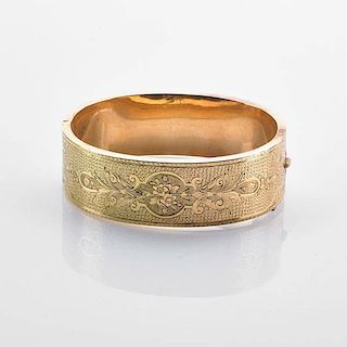 VICTORIAN YELLOW GOLD HAND CHASED HINGED CUFF