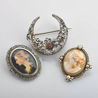 COLLECTION OF GOLD AND SILVER BROOCHES