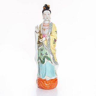 ANTIQUE TRADITIONAL CHINESE PORCELAIN FIGURINE