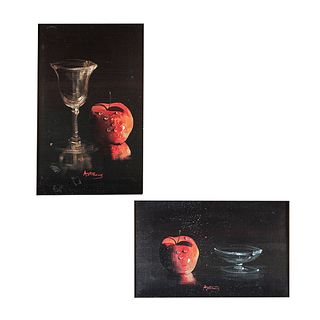 Lote de 2 obras pictóricas. Firmados Antinolis. Bodegones con manzanas y cristal. Óleos sobre tela. Enmarcados. 45 x 29 cm.