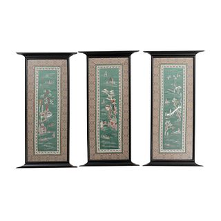Lote de 3 paneles. Siglo XX. Escenas orientales. Bordados en tela. Enmarcados. 62 x 24 cm.