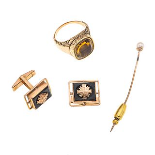 Fistol, anillo y par de mancuernillas con simulantes y perla  en oro amarillo de 8k, 10k y metal base. 1 perla color crema de 5 mm.