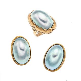 Anillo y par de aretes con medias perlas en oro amarillo de 10k. 3 medias perlas de abulón en color azul de 16x25 mm. Talla: 6.