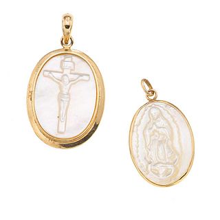 Dos medallas en madreperla y oro amarillo de 12k. 2 tallas de madreperla con imagenes de Virgen de Guadalupe y Cristo. Bisel oro de 12k