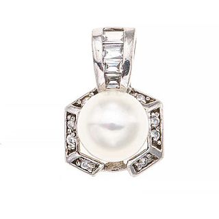 Pendiente con perla y simulantes en plata .925. 1 perla color blanco de  10 mm. Peso: 4.4 g.
