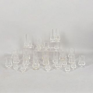 Juego de 50 vasos. Siglo XX. Elaborados en cristal. Decorados con elementos vegetales y orgánicos. Diferentes dimensiones.