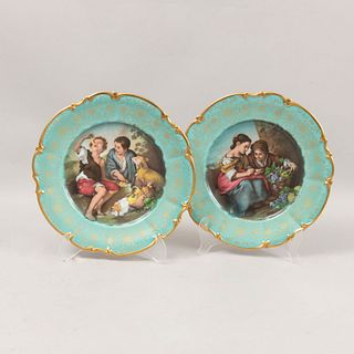 Par de platos decorativos Alemania, S XX. Elaborados en porcelana Waldershof Bavaria Decorado con fondo azul claro, detalles en dorado.