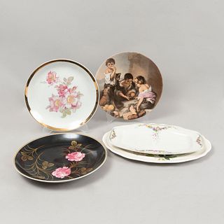 Lote de 5 platos. Alemania y otros, siglo XX. Elaborados en porcelana, uno Bavaria y otras marcas. Decorados con enfilados dorados.