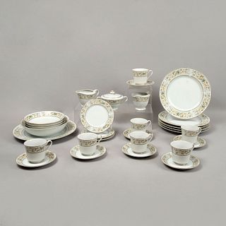 Vajilla. Japón. Siglo XX. Elaborada en porcelana Fine China. Modelo Priscilla. No. Serie 5551. Consta de: azucarera, cremera, otros.