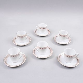 Juego de té. China, siglo XX. Elaborado en porcelana acabado brillante con filos dorados y cenefa con motivos geométricos.Pz:12