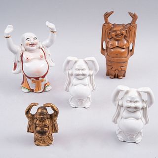 Lote de budas Hotei. Taiwan, Filipinas y Japón siglo XX. Elaborados en cerámica, antimonio dorado y una talla en madera. Pz: 5