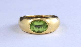 18K yellow gold ring set with an oval peridot