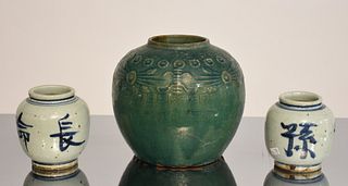 19th C. Chinese jar with a pr of Chinese jars