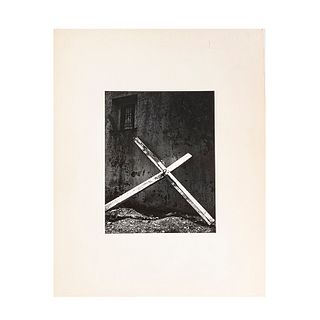 Salas Portugal, Armando. Cruz. México. Black and white photograph,  (17 x 24 cm). On paper. Propietor seal.