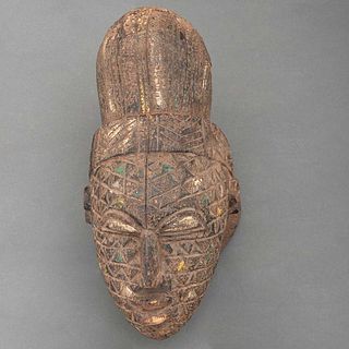 Tocado cefalomorfo. Nigeria, Siglo XX. Grupo étnico Igbo. Talla en madera con restos de policromía. Pigmentos y caolín.