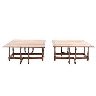 Par de mesas. SXX. En madera. Con cubiertas rectangulares y extensiones laterales con aplicaciones tipo piel color marrón. 45 x 98 x 98