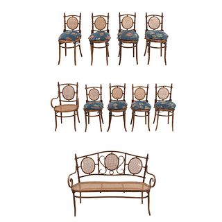 Sala. Checoslovaquia. Siglo XX. Estilo austriaco. En talla de madera. Marca Fischel. Consta de: sillón, banca y 8 sillas.