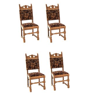 Juego de sillas. Siglo XX. Estilo Enrique II. Elaboradas en madera tallada. Con respaldos y asientos en tapicería color café. Piezas: 4