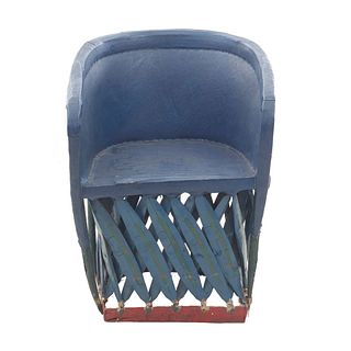 Equipal. Siglo XX. Estilo rústico. En talla de madera. Con respaldo y asiento tipo piel color azul. Decorado con cestería.