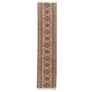 Tapete. Pakistán. Siglo XX. Estilo Boukhara. En fibras de lana y algodón. Decorado con elementos geométricos. 305 x 65 cm.