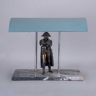 Lámpara de escritorio. SXX. Con figura de Napoleón en antimonio patinado, pantalla de metal y base de mármol. 35 x 44 x 18 cm.