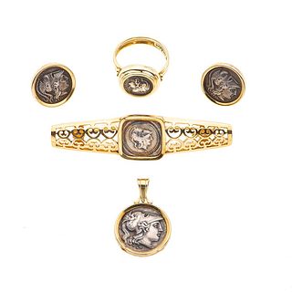 Prendedor, anillo, pendiente y par de aretes oro amarillo de 10k 5 monedas metal base. Peso: 26.6 g.